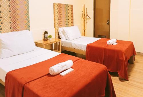 ein Hotelzimmer mit 2 Betten und Handtüchern darauf in der Unterkunft Maribel’s Pension Sindangan in Sindangan
