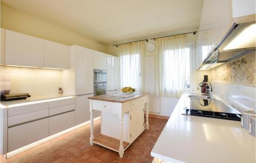 Η κουζίνα ή μικρή κουζίνα στο Cozy Home In Fanzolo Di Vedelago
