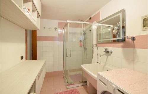 a bathroom with a shower and a sink at 5 Bedroom Cozy Home In Fanzolo Di Vedelago in Fonzolo