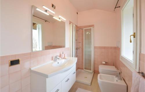 Ένα μπάνιο στο Cozy Home In Fanzolo Di Vedelago