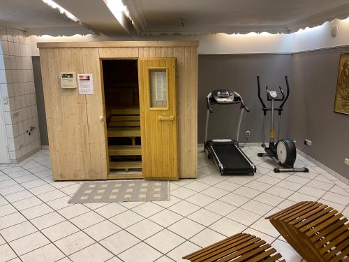 Fitness centrum a/nebo fitness zařízení v ubytování Hotel Wildrose