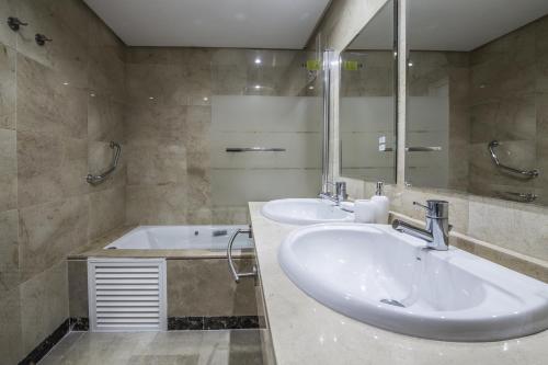 bagno con 2 lavandini e vasca di 2134-Modern apt with terrace sea view a Manilva