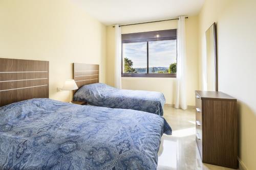 マニルバにある2134-Modern apt with terrace sea viewの窓付きの部屋 ベッド2台