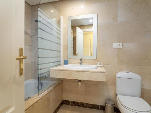 y baño con lavabo, aseo y espejo. en 2147-Beautiful 2 bedrooms with sea view, en Manilva