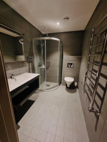 Bilik mandi di Hotel Bügelhof