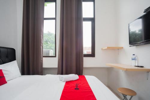Кровать или кровати в номере RedDoorz at Jalan Bangau Palembang