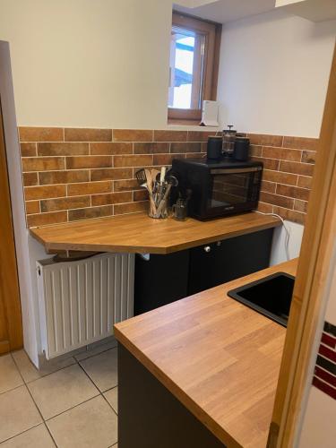 a kitchen with a counter top with a microwave at Ferienwohnung sentio-comfortable Saalfeld in Saalfeld