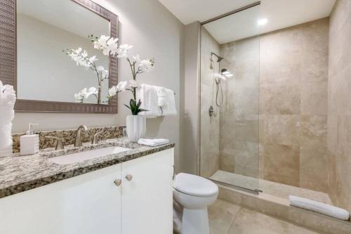 a bathroom with a toilet sink and a shower at Luxury 2BR/1BR in California Building in New Orleans
