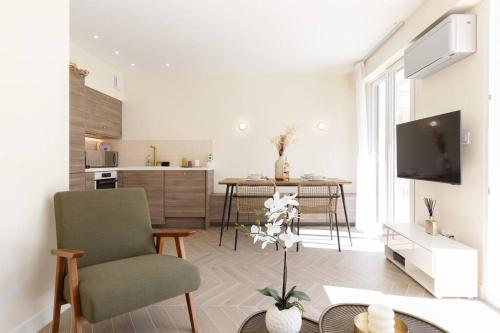 un salon avec une cuisine et une salle à manger dans l'établissement Martinez area Superb 1 bed w XXL terrace, à Cannes