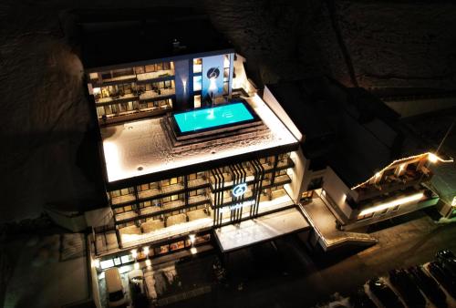 einen Ausblick über ein Gebäude in der Nacht in der Unterkunft Hotel Zalwonder in Ischgl