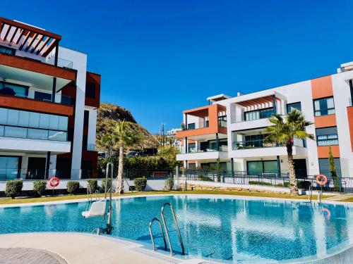 einem Pool vor einem Gebäude in der Unterkunft Luxury 3 Bedroom Apartment 300m from the Beach in Fuengirola