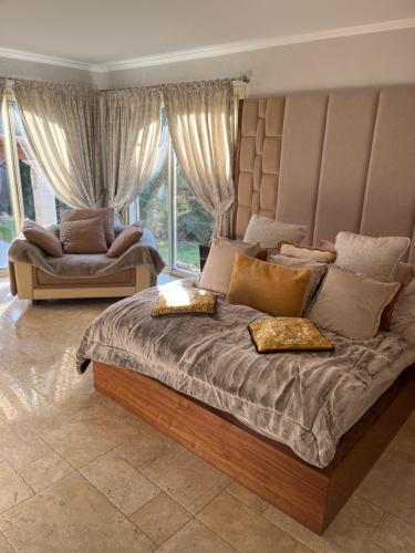 1 dormitorio con 1 cama grande y 1 sofá en Luxueuse villa piscine et jacuzzi, en Saint-Paul-de-Vence