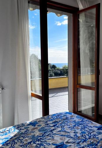 um quarto com vista para uma cama e uma janela em La Ca Dei Nonni em Monterosso al Mare
