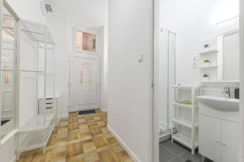 bagno bianco con lavandino e specchio di 2 bedroom flat in Damjanich str., Hirsch a Budapest
