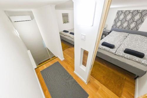 - Vistas a un dormitorio con espejo y cama en 2 bedroom flat in Damjanich str., Hirsch, en Budapest