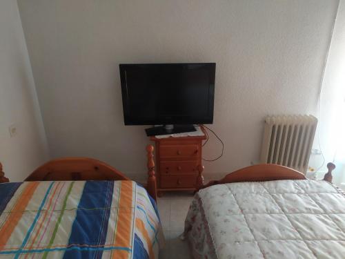 Uma televisão e/ou sistema de entretenimento em Room in Chalet - Habitacion En Chalet Compartido En Toledo