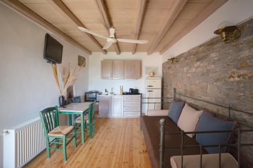 Кухня или мини-кухня в Pyrgos Traditional Village
