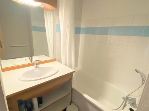 une salle de bain avec un lavabo et une baignoire dans l'établissement Appartement cosy 4 pers, balcon, parking gratuit, proche pistes - FR-1-504-655, à Saint-Étienne-en-Dévoluy