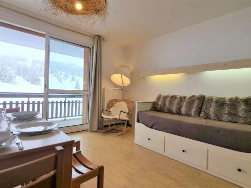 une chambre avec un lit et une grande fenêtre dans l'établissement Studio cosy au pied des pistes - 4 pers., Wifi gratuit, Parking inclus - FR-1-525-257, à Saint-Étienne-en-Dévoluy