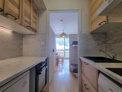 une cuisine avec un évier et un plan de travail dans l'établissement Studio cosy au pied des pistes - 4 pers., Wifi gratuit, Parking inclus - FR-1-525-257, à Saint-Étienne-en-Dévoluy