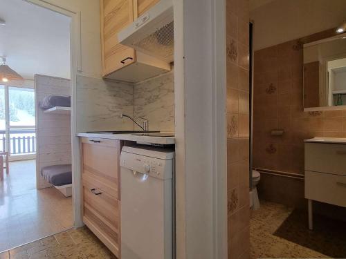 une petite cuisine avec un évier et un réfrigérateur dans l'établissement Studio cosy au pied des pistes - 4 pers., Wifi gratuit, Parking inclus - FR-1-525-257, à Saint-Étienne-en-Dévoluy