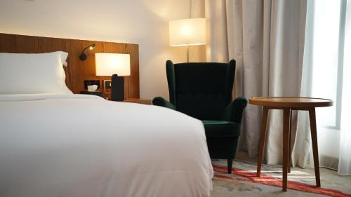 Una cama o camas en una habitación de Jasmine Garden Hotel
