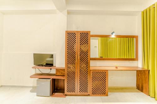 a living room with a desk and a television at Kapaliya Unawatuna in Unawatuna