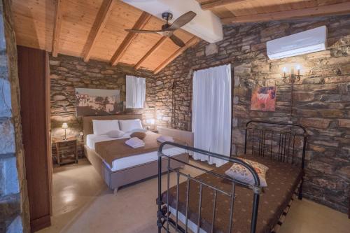 Кровать или кровати в номере Pyrgos Traditional Village