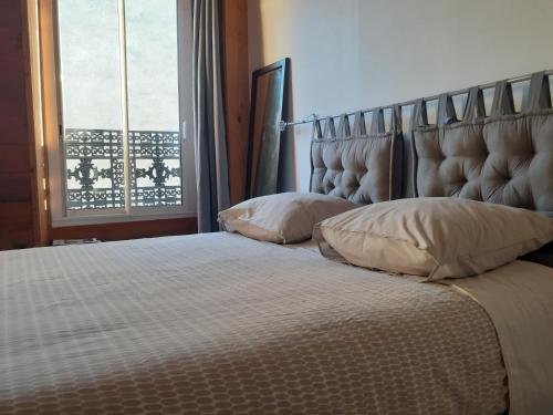 ein Schlafzimmer mit einem großen Bett und einem Fenster in der Unterkunft chambres chez annick in Samadet