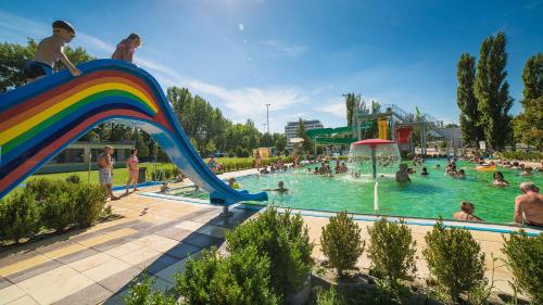 un grupo de personas en una piscina en un parque acuático en Apartmán Rea, en Komárno