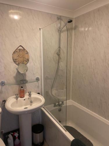 Stockton on the forestにある27 The Limes Room 1のバスルーム(洗面台、バスタブの横にシャワー付)
