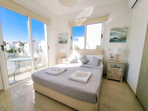 Postel nebo postele na pokoji v ubytování Nissi beach villa Magnolia