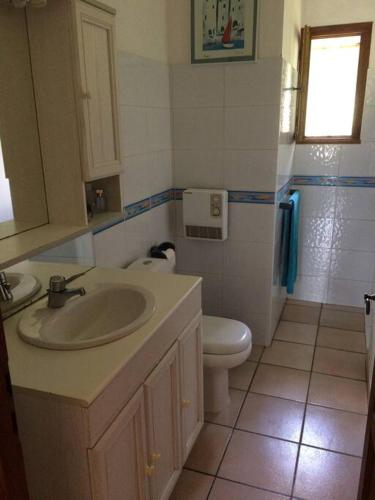 une salle de bain avec un lavabo et des toilettes dans l'établissement Grand mas provençal extra muros, à Avignon