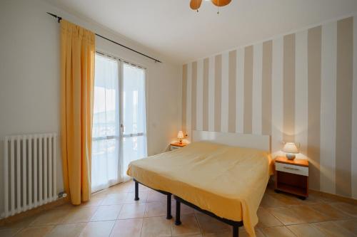 NisportoにあるAppartamenti Nisportinoのベッドルーム1室(ベッド1台、大きな窓付)