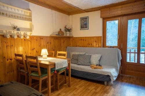索卡的住宿－Bovec Home At Three Samoyeds，一间带桌子和桌椅的用餐室