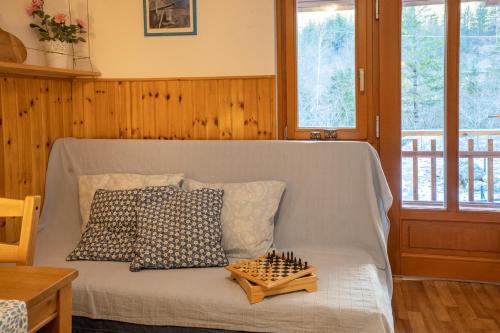 索卡的住宿－Bovec Home At Three Samoyeds，一张床上的棋盘