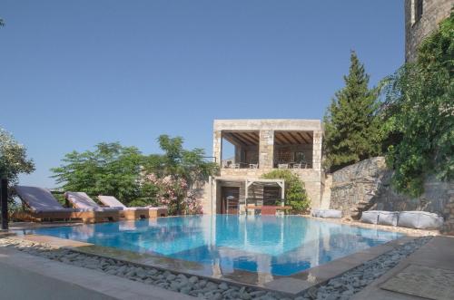 basen przed domem w obiekcie Pyrgos Traditional Village w Agios Kirykos