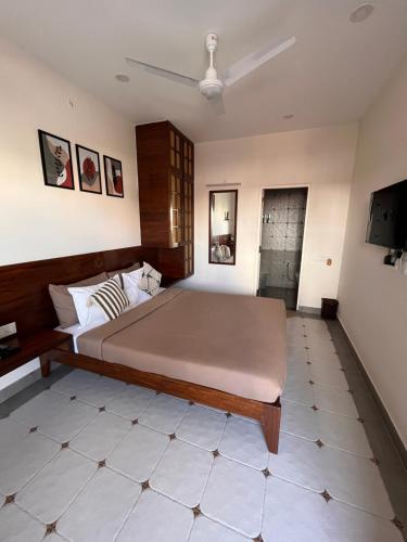 Casa Mel في بونديتْشيري: غرفة نوم بسرير كبير في غرفة