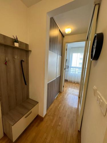 een hal met een koelkast en een deur naar een kamer bij Nevena Belville Apartments in Belgrado