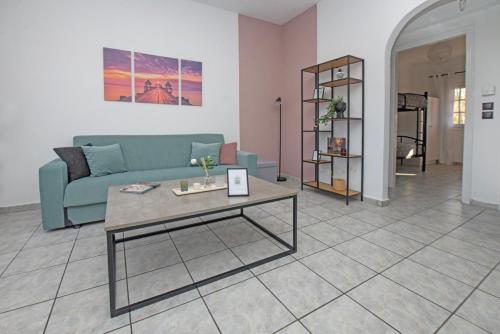 salon z niebieską kanapą i stołem w obiekcie Ionian Luxury Apartments w mieście Perama
