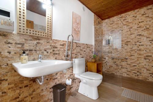 bagno con lavandino bianco e servizi igienici di Casa Las Toscas a Ingenio