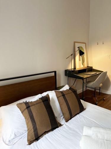 łóżko z 2 poduszkami i biurkiem w pokoju w obiekcie Outsite Chelsea w Nowym Jorku
