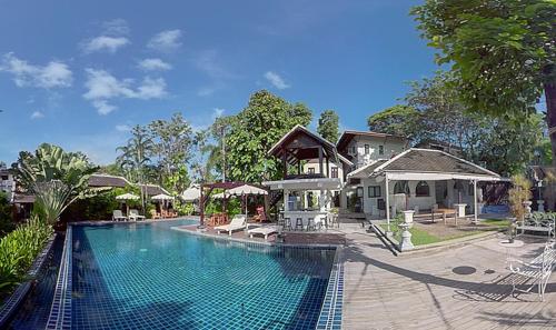 una gran piscina frente a una casa en Sandhana Samet Resort, en Ko Samed