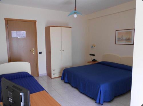 聖安吉羅山的住宿－Santangelo Hotel，一间带两张床的卧室和一台电视