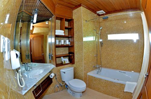 ヤンゴンにあるホテル シドニーのバスルーム(トイレ、洗面台、シャワー付)