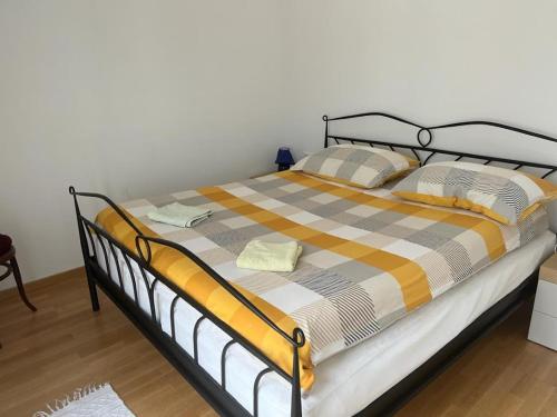 1 cama con 2 almohadas en una habitación en Guesthouse Lion, en Split