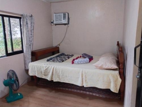 Un pat sau paturi într-o cameră la Tay Delings place