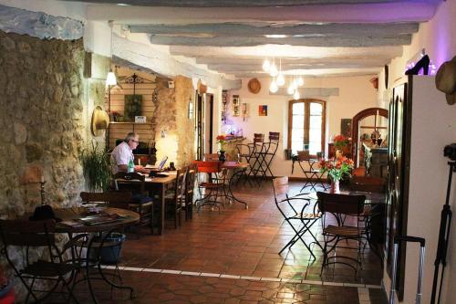 un homme assis à une table dans un restaurant dans l'établissement La Bastide du Paradou, à Moustiers-Sainte-Marie