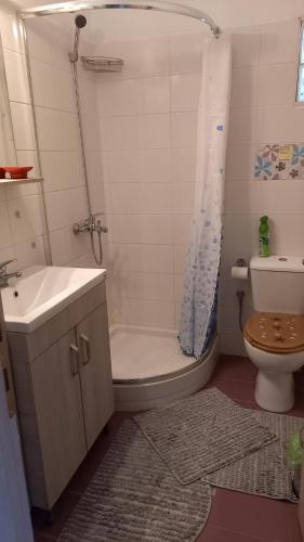 ニキティにあるVilla Doritのバスルーム(シャワー、洗面台、トイレ付)