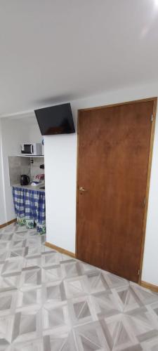 Habitación con puerta y suelo de baldosa. en Alojamiento Los hermanos en Ushuaia
